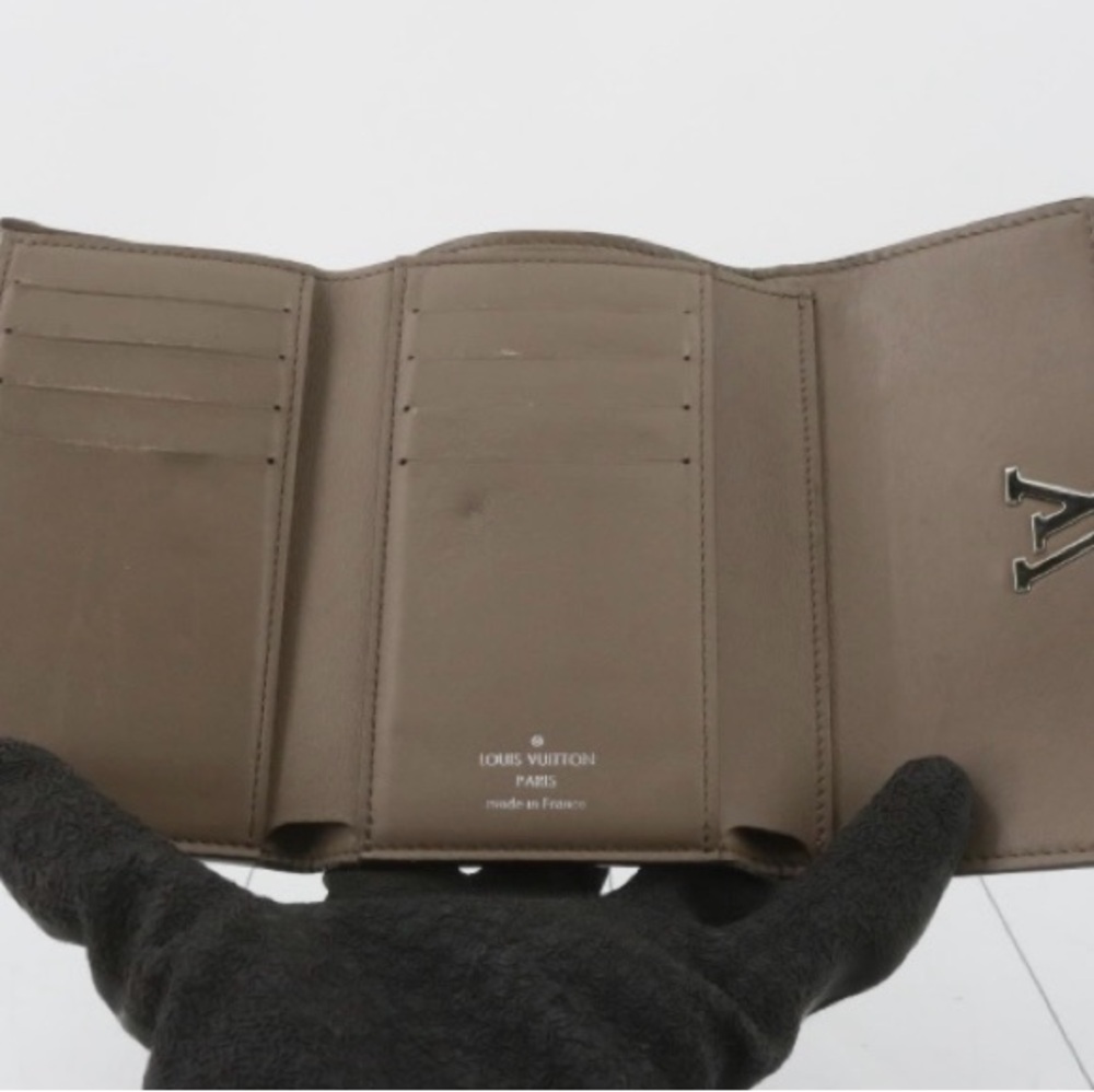 Louis Vuitton Capucines Compact Wallet - Picture 4 of 16